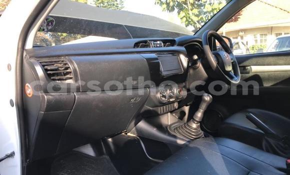 Sayi Na hannu Toyota Hilux White Mota in Maputsoe a Leribe Sayi Na hannu Toyota Hilux White Mota in Maputsoe a Leribe