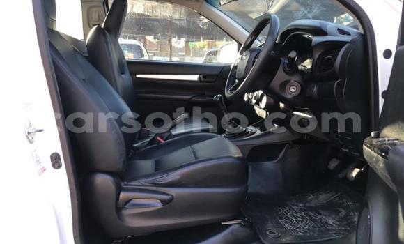 Sayi Na hannu Toyota Hilux White Mota in Maputsoe a Leribe Sayi Na hannu Toyota Hilux White Mota in Maputsoe a Leribe