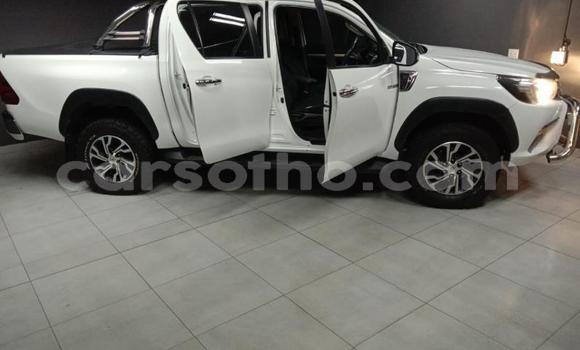 Sayi Na hannu Toyota Hilux White Mota in Butha–Buthe a Thaba-Tseka Sayi Na hannu Toyota Hilux White Mota in Butha–Buthe a Thaba-Tseka