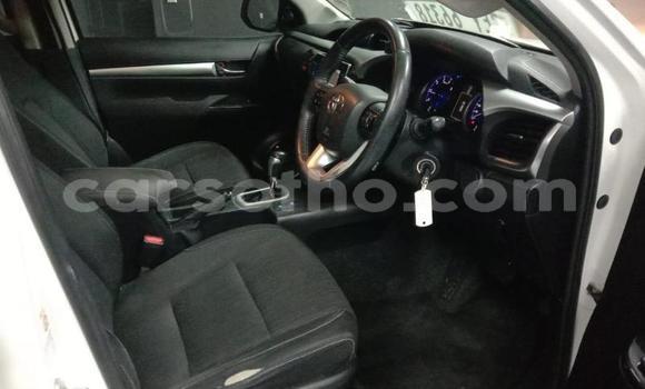 Sayi Na hannu Toyota Hilux White Mota in Butha–Buthe a Thaba-Tseka Sayi Na hannu Toyota Hilux White Mota in Butha–Buthe a Thaba-Tseka