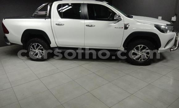 Sayi Na hannu Toyota Hilux White Mota in Butha–Buthe a Thaba-Tseka Sayi Na hannu Toyota Hilux White Mota in Butha–Buthe a Thaba-Tseka