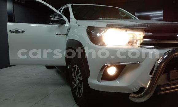 Sayi Na hannu Toyota Hilux White Mota in Butha–Buthe a Thaba-Tseka Sayi Na hannu Toyota Hilux White Mota in Butha–Buthe a Thaba-Tseka