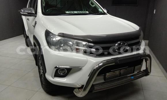 Sayi Na hannu Toyota Hilux White Mota in Butha–Buthe a Thaba-Tseka Sayi Na hannu Toyota Hilux White Mota in Butha–Buthe a Thaba-Tseka