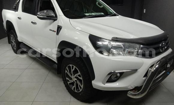 Sayi Na hannu Toyota Hilux White Mota in Butha–Buthe a Thaba-Tseka Sayi Na hannu Toyota Hilux White Mota in Butha–Buthe a Thaba-Tseka