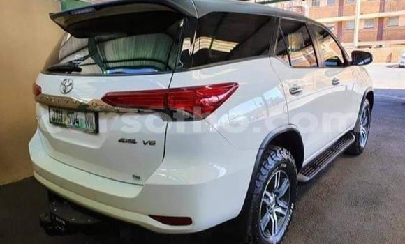 Sayi Na hannu Toyota Fortuner White Mota in Maseru a Maseru Sayi Na hannu Toyota Fortuner White Mota in Maseru a Maseru