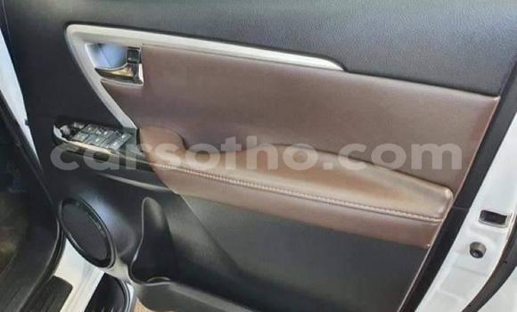 Sayi Na hannu Toyota Fortuner White Mota in Maseru a Maseru Sayi Na hannu Toyota Fortuner White Mota in Maseru a Maseru