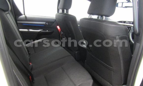 Sayi Na hannu Toyota Hilux White Mota in Maseru a Maseru Sayi Na hannu Toyota Hilux White Mota in Maseru a Maseru