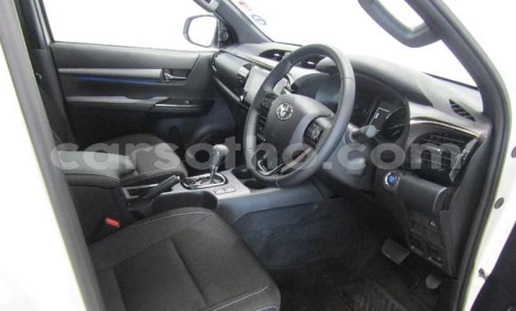 Sayi Na hannu Toyota Hilux White Mota in Maseru a Maseru Sayi Na hannu Toyota Hilux White Mota in Maseru a Maseru