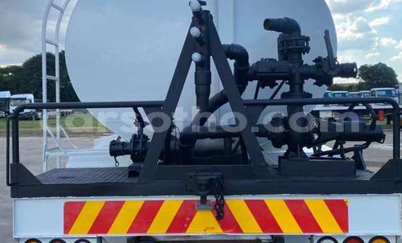 Sayi Na hannu Nissan UD White Babbar mota in Maseru a Maseru Sayi Na hannu Nissan UD White Babbar mota in Maseru a Maseru