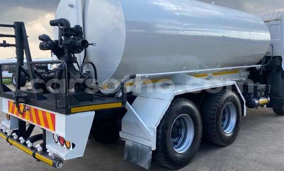 Sayi Na hannu Nissan UD White Babbar mota in Maseru a Maseru Sayi Na hannu Nissan UD White Babbar mota in Maseru a Maseru