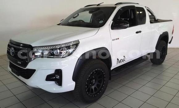 Sayi Na hannu Toyota Hilux White Mota in Roma a Maseru Sayi Na hannu Toyota Hilux White Mota in Roma a Maseru