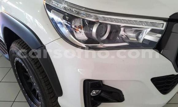 Sayi Na hannu Toyota Hilux White Mota in Roma a Maseru Sayi Na hannu Toyota Hilux White Mota in Roma a Maseru