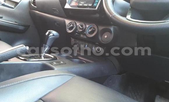 Sayi Na hannu Toyota Hilux White Mota in Roma a Maseru Sayi Na hannu Toyota Hilux White Mota in Roma a Maseru