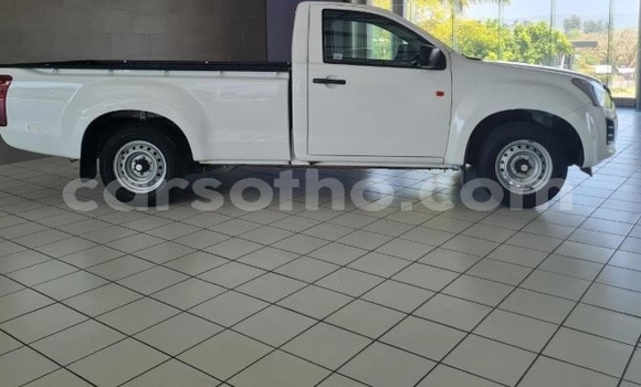 Sayi Na hannu Isuzu D–MAX White Mota in Roma a Maseru Sayi Na hannu Isuzu D–MAX White Mota in Roma a Maseru