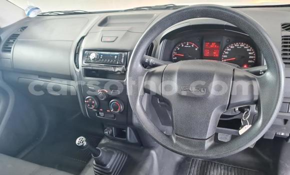 Sayi Na hannu Isuzu D–MAX White Mota in Roma a Maseru Sayi Na hannu Isuzu D–MAX White Mota in Roma a Maseru