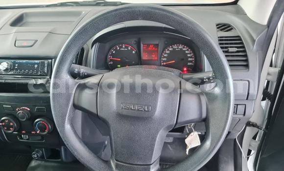 Sayi Na hannu Isuzu D–MAX White Mota in Roma a Maseru Sayi Na hannu Isuzu D–MAX White Mota in Roma a Maseru