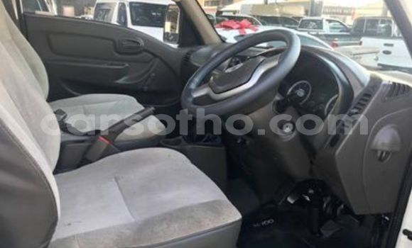 Acheter Occasion Voiture Hyundai H200 Blanc à Maseru, Maseru Acheter Occasion Voiture Hyundai H200 Blanc à Maseru, Maseru