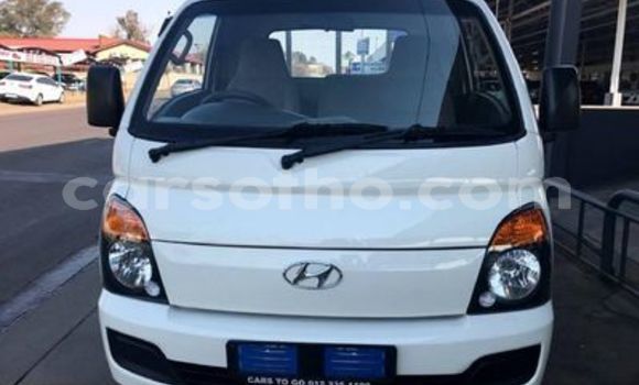 Acheter Occasion Voiture Hyundai H200 Blanc à Maseru, Maseru Acheter Occasion Voiture Hyundai H200 Blanc à Maseru, Maseru