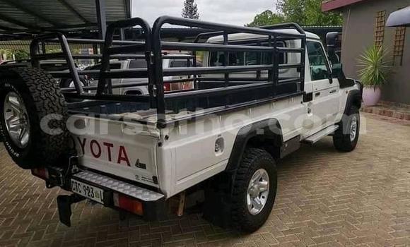 Sayi Na hannu Toyota Land Cruiser White Mota in Maseru a Maseru Sayi Na hannu Toyota Land Cruiser White Mota in Maseru a Maseru