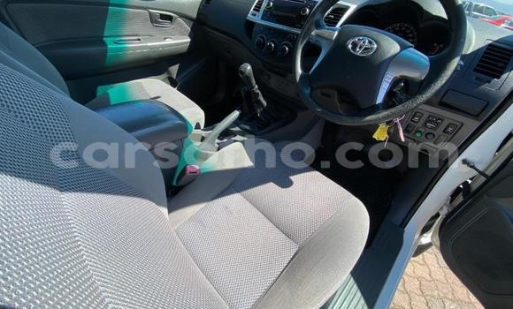 Sayi Na hannu Toyota Hilux White Mota in Maseru a Maseru Sayi Na hannu Toyota Hilux White Mota in Maseru a Maseru