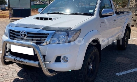 Sayi Na hannu Toyota Hilux White Mota in Maseru a Maseru Sayi Na hannu Toyota Hilux White Mota in Maseru a Maseru