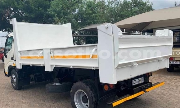 Sayi Na hannu Toyota Dyna White Mota in Maseru a Maseru Sayi Na hannu Toyota Dyna White Mota in Maseru a Maseru