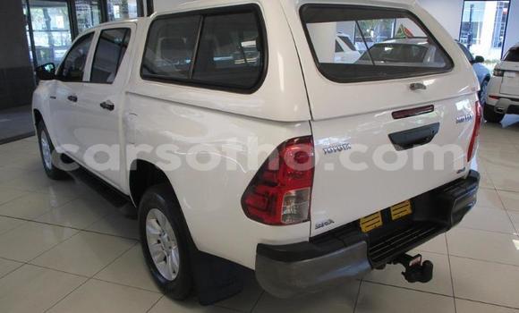 Sayi Na hannu Toyota Hilux White Mota in Maseru a Maseru Sayi Na hannu Toyota Hilux White Mota in Maseru a Maseru