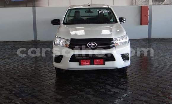 Sayi Na hannu Toyota Hilux White Mota in Hlotse a Leribe Sayi Na hannu Toyota Hilux White Mota in Hlotse a Leribe