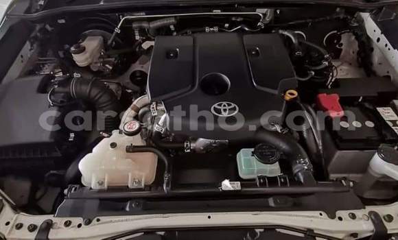 Sayi Na hannu Toyota Hilux White Mota in Hlotse a Leribe Sayi Na hannu Toyota Hilux White Mota in Hlotse a Leribe