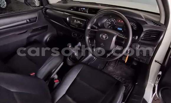 Sayi Na hannu Toyota Hilux White Mota in Hlotse a Leribe Sayi Na hannu Toyota Hilux White Mota in Hlotse a Leribe