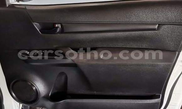Sayi Na hannu Toyota Hilux White Mota in Hlotse a Leribe Sayi Na hannu Toyota Hilux White Mota in Hlotse a Leribe