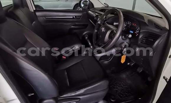 Sayi Na hannu Toyota Hilux White Mota in Hlotse a Leribe Sayi Na hannu Toyota Hilux White Mota in Hlotse a Leribe