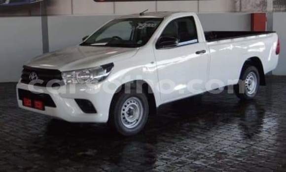 Sayi Na hannu Toyota Hilux White Mota in Hlotse a Leribe Sayi Na hannu Toyota Hilux White Mota in Hlotse a Leribe