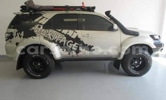 Acheter Occasion Voiture Toyota Fortuner Blanc à Maseru, Maseru Acheter Occasion Voiture Toyota Fortuner Blanc à Maseru, Maseru