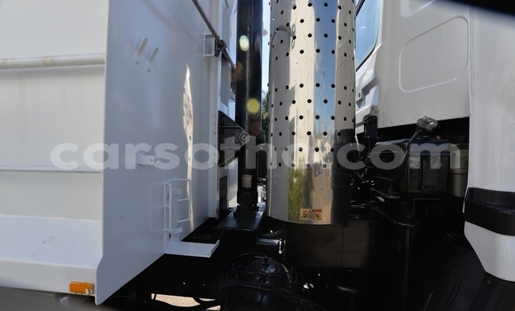 Acheter Occasion Utilitaire Nissan UD Blanc à Butha–Buthe, Thaba-Tseka Acheter Occasion Utilitaire Nissan UD Blanc à Butha–Buthe, Thaba-Tseka