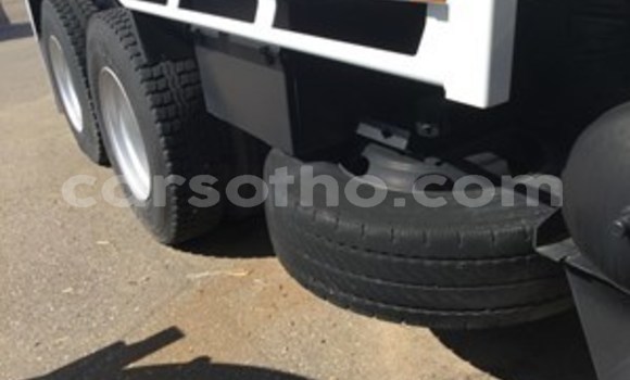 Sayi Na hannu Nissan UD White Babbar mota in Butha–Buthe a Thaba-Tseka Sayi Na hannu Nissan UD White Babbar mota in Butha–Buthe a Thaba-Tseka