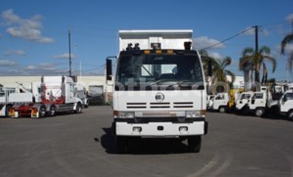 Sayi Na hannu Nissan UD White Babbar mota in Butha–Buthe a Thaba-Tseka Sayi Na hannu Nissan UD White Babbar mota in Butha–Buthe a Thaba-Tseka