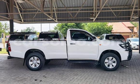 Sayi Na hannu Toyota Hilux White Mota in Thaba–Tseka a Mafeteng Sayi Na hannu Toyota Hilux White Mota in Thaba–Tseka a Mafeteng