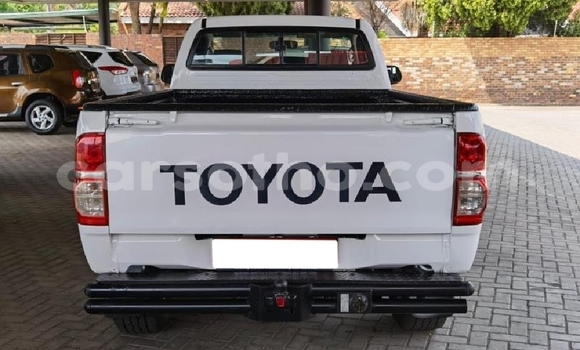 Sayi Na hannu Toyota Hilux White Mota in Thaba–Tseka a Mafeteng Sayi Na hannu Toyota Hilux White Mota in Thaba–Tseka a Mafeteng
