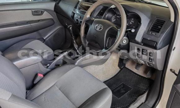 Sayi Na hannu Toyota Hilux White Mota in Thaba–Tseka a Mafeteng Sayi Na hannu Toyota Hilux White Mota in Thaba–Tseka a Mafeteng