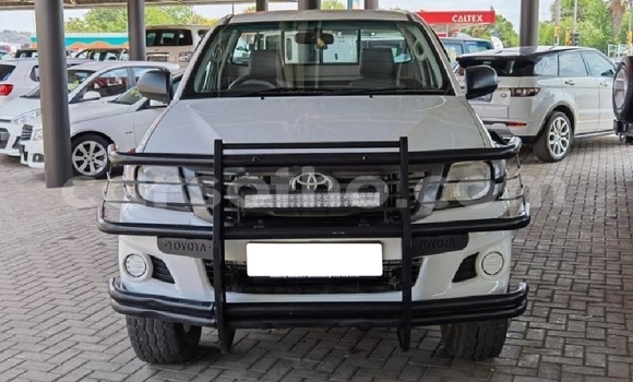Sayi Na hannu Toyota Hilux White Mota in Thaba–Tseka a Mafeteng Sayi Na hannu Toyota Hilux White Mota in Thaba–Tseka a Mafeteng