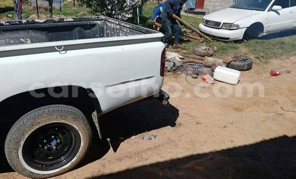 Sayi Na hannu Toyota Hilux White Mota in Maseru a Maseru Sayi Na hannu Toyota Hilux White Mota in Maseru a Maseru