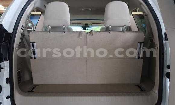 Sayi Na hannu Toyota Land Cruiser Prado White Mota in Teyateyaneng a Berea Sayi Na hannu Toyota Land Cruiser Prado White Mota in Teyateyaneng a Berea