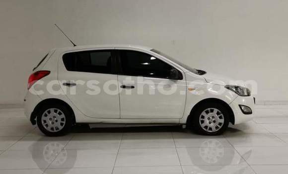 Acheter Occasion Voiture Hyundai i20 Blanc à Hlotse, Leribe Acheter Occasion Voiture Hyundai i20 Blanc à Hlotse, Leribe