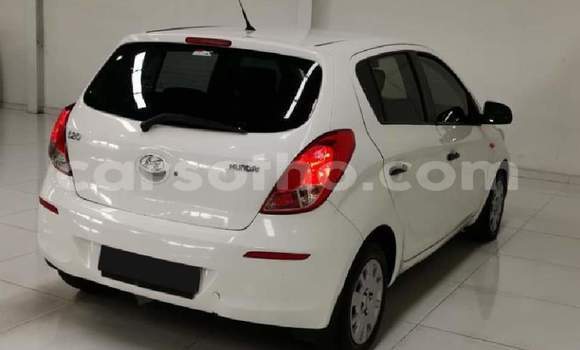 Acheter Occasion Voiture Hyundai i20 Blanc à Hlotse, Leribe Acheter Occasion Voiture Hyundai i20 Blanc à Hlotse, Leribe