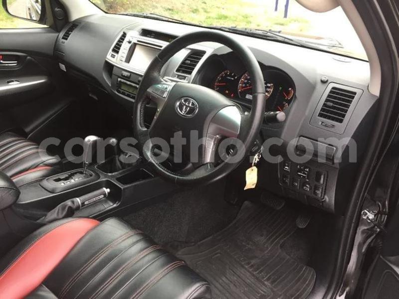 Big with watermark 2015 toyotahilux 3.0 4