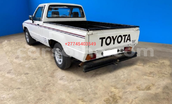 Sayi Na hannu Toyota Hilux White Mota in Thaba–Tseka a Mafeteng Sayi Na hannu Toyota Hilux White Mota in Thaba–Tseka a Mafeteng