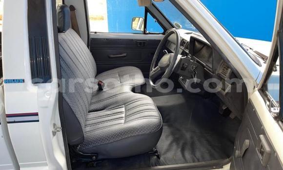 Sayi Na hannu Toyota Hilux White Mota in Thaba–Tseka a Mafeteng Sayi Na hannu Toyota Hilux White Mota in Thaba–Tseka a Mafeteng