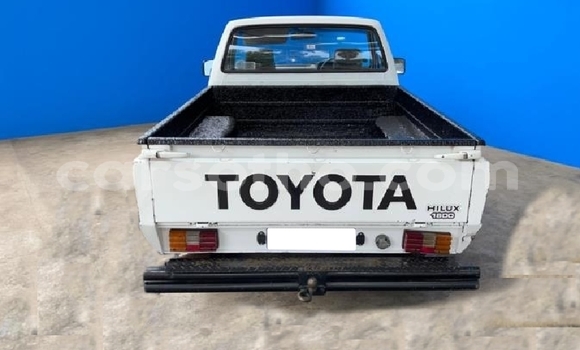 Sayi Na hannu Toyota Hilux White Mota in Thaba–Tseka a Mafeteng Sayi Na hannu Toyota Hilux White Mota in Thaba–Tseka a Mafeteng