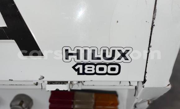 Sayi Na hannu Toyota Hilux White Mota in Thaba–Tseka a Mafeteng Sayi Na hannu Toyota Hilux White Mota in Thaba–Tseka a Mafeteng